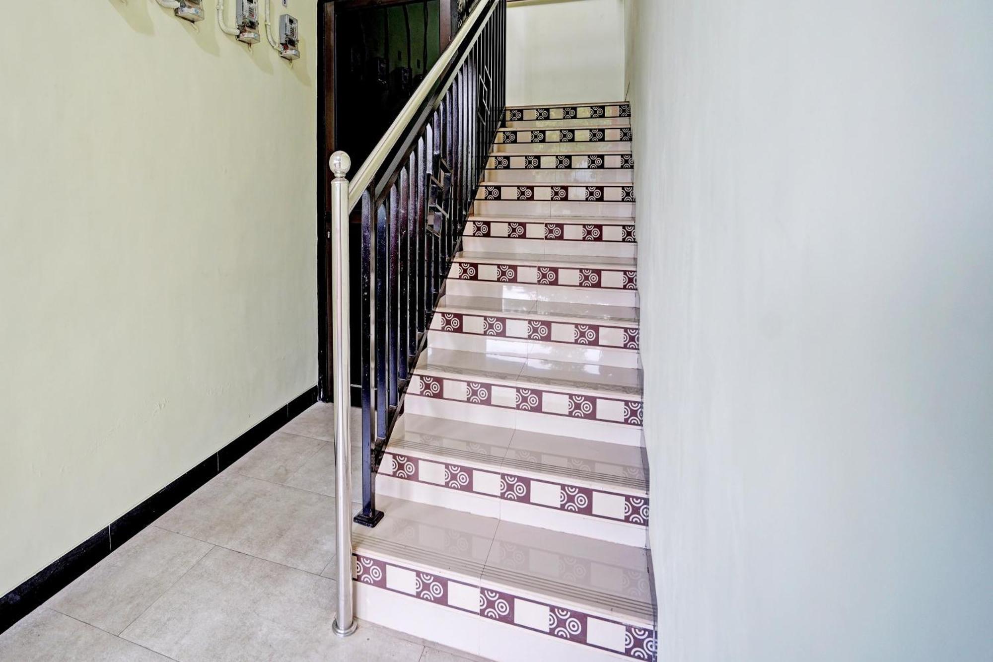 Oyo Life 92043 Kost Barokah Syariah Hotel Madiun
