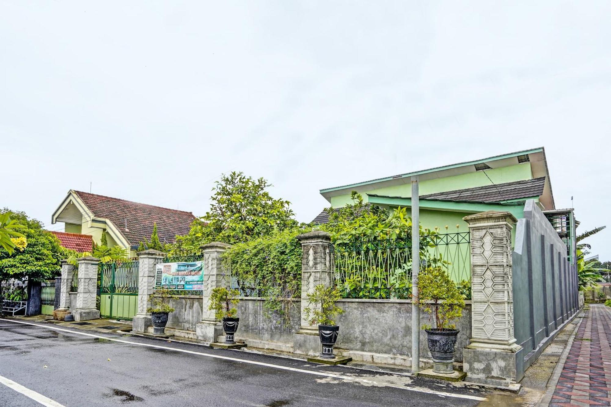 Hotel Oyo Life 92043 Kost Barokah Syariah 2*