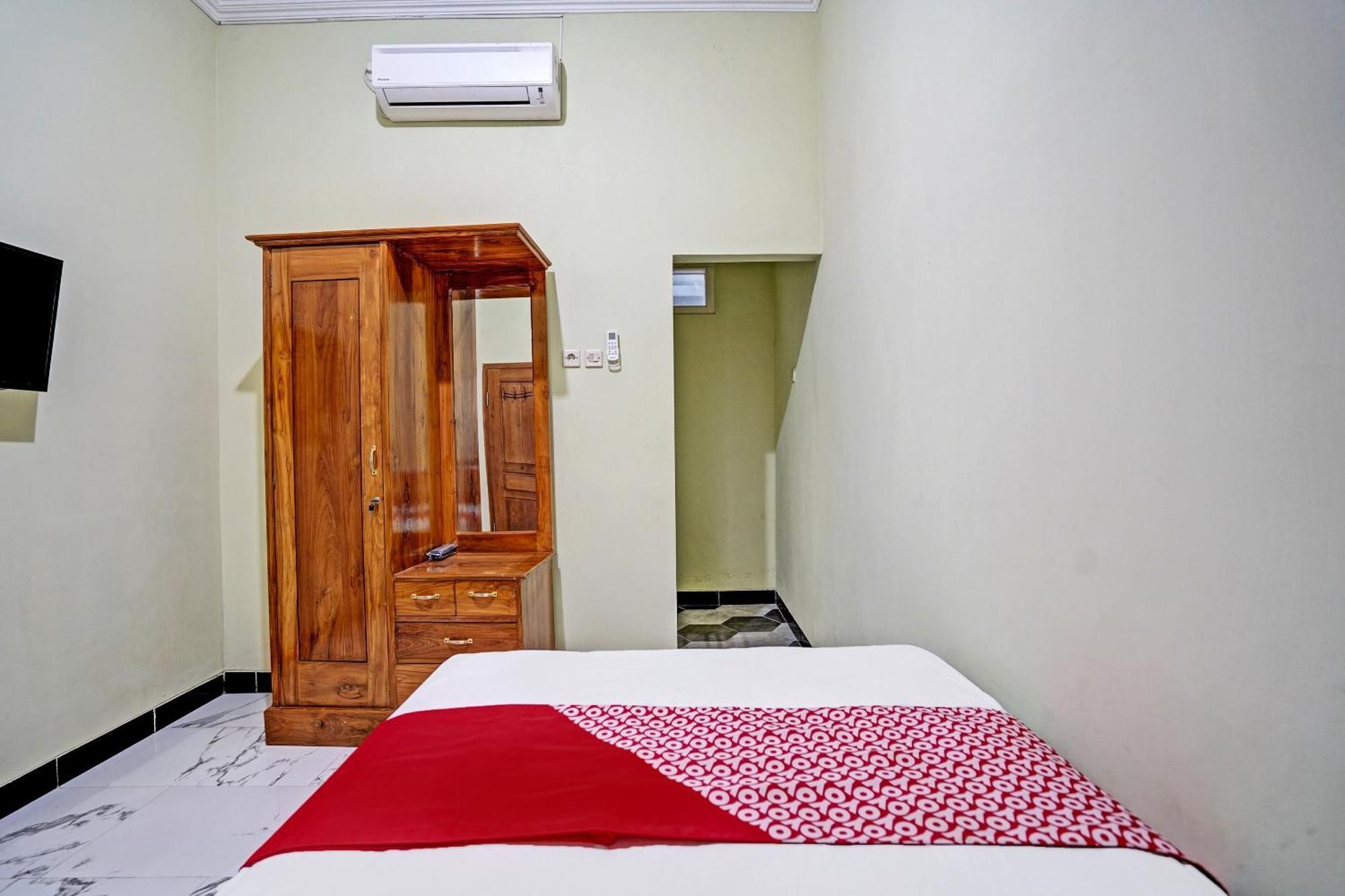 Oyo Life 92043 Kost Barokah Syariah