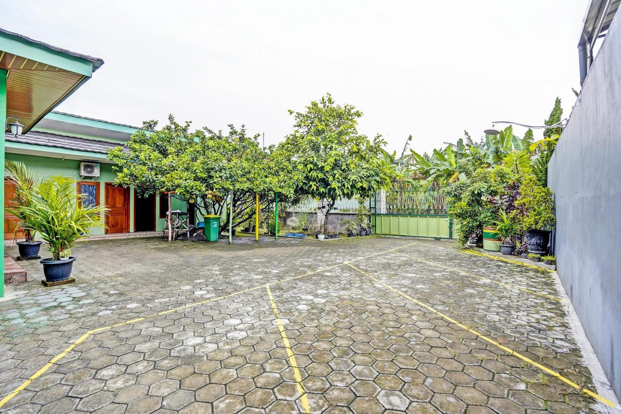 Hotel Oyo Life 92043 Kost Barokah Syariah Madiun