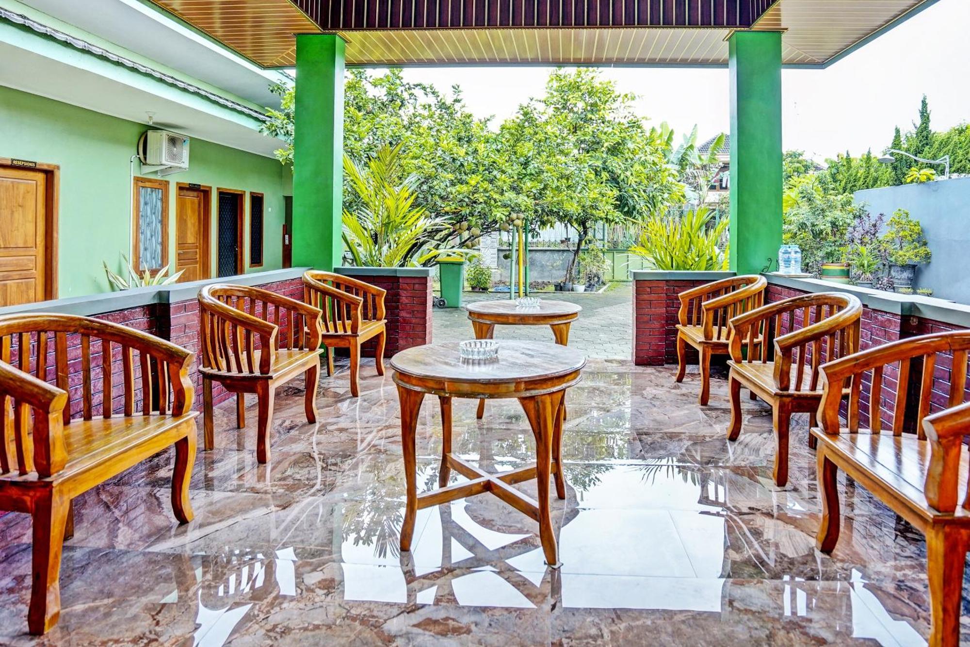 Oyo Life 92043 Kost Barokah Syariah 2*