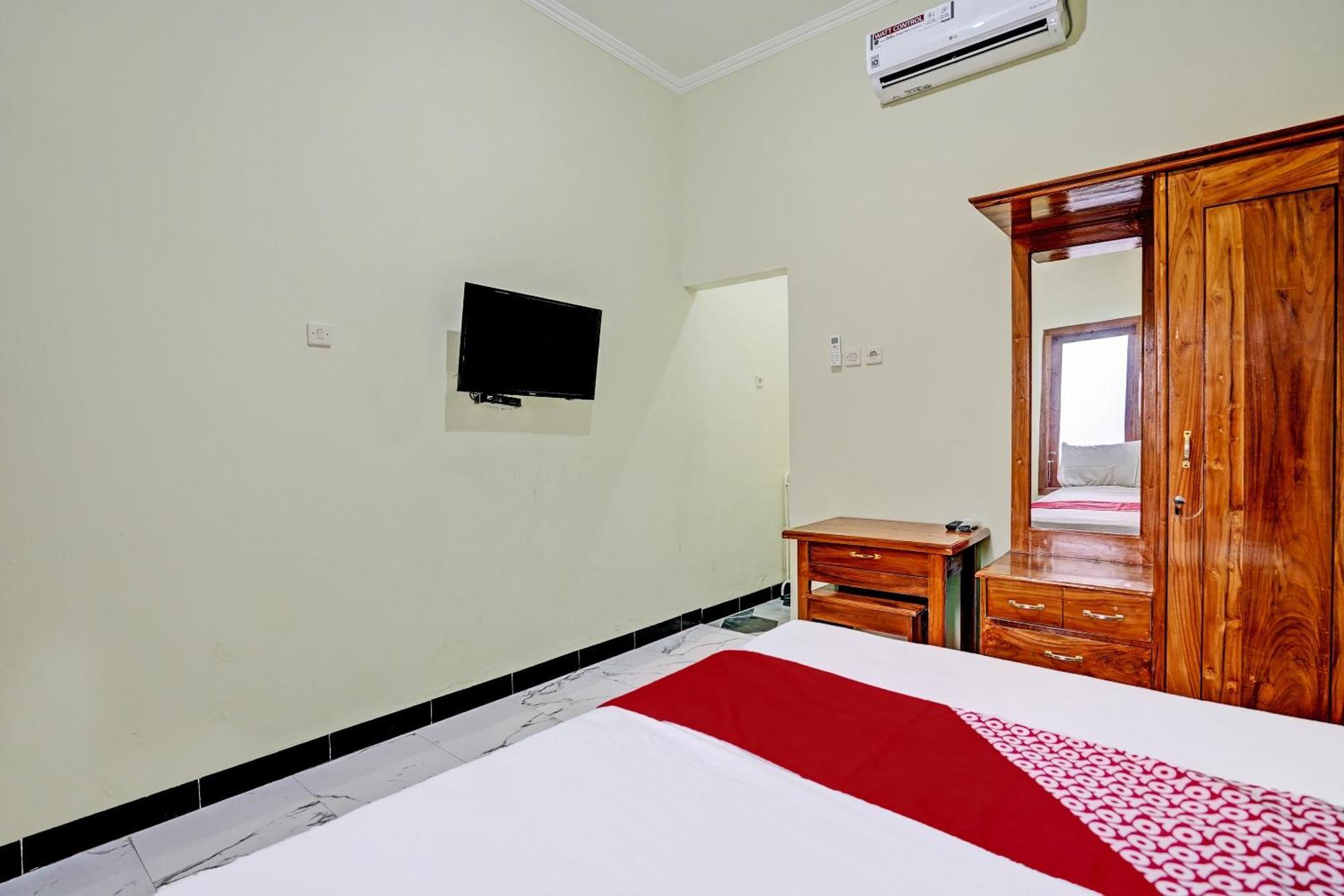 Oyo Life 92043 Kost Barokah Syariah