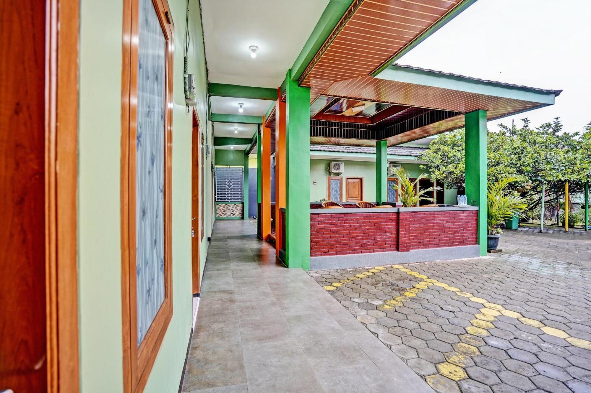 Oyo Life 92043 Kost Barokah Syariah Hotel