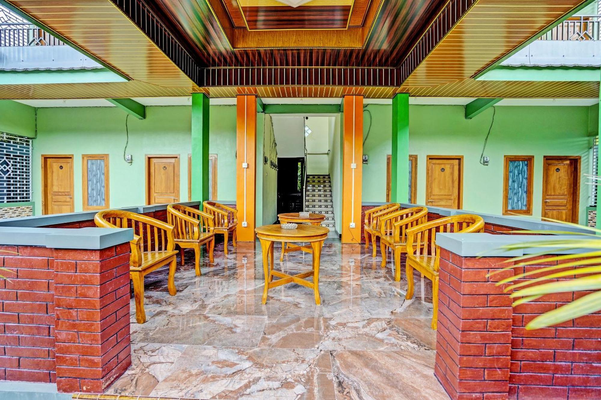 Oyo Life 92043 Kost Barokah Syariah Hotel